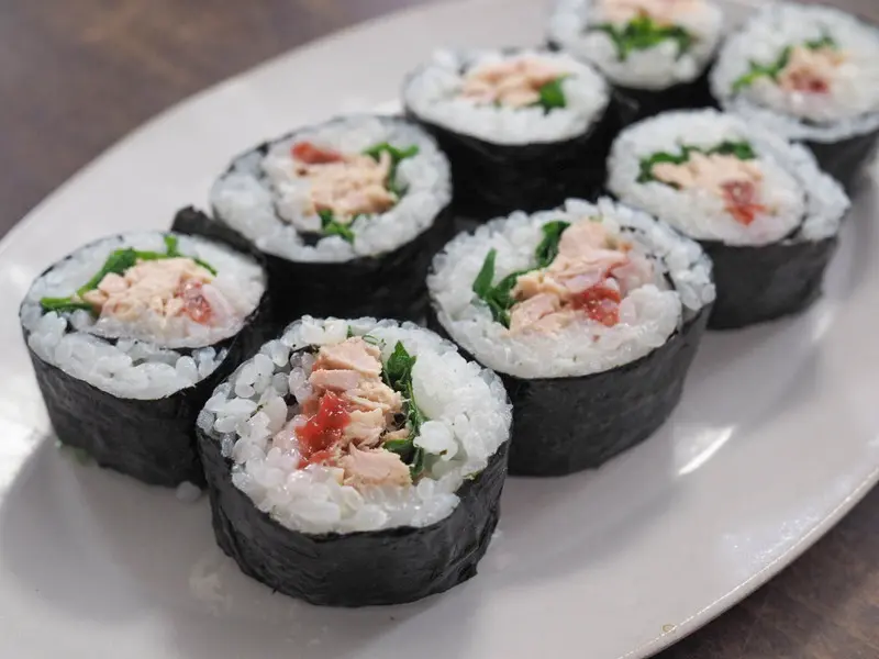 Maki sushi: Hương vị h&agrave;i h&ograve;a trong từng cuộn nhỏ 2