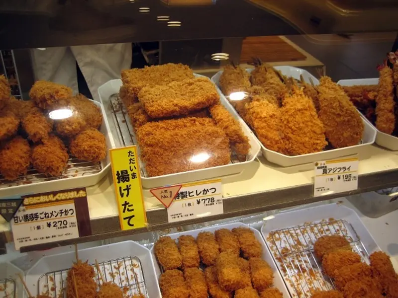Menchi Katsu: B&aacute;nh thịt chi&ecirc;n gi&ograve;n tan từ Nhật Bản 8