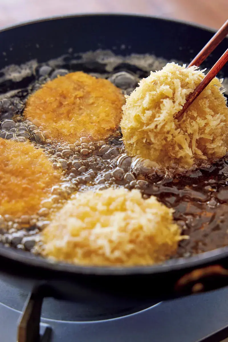 Menchi Katsu: B&aacute;nh thịt chi&ecirc;n gi&ograve;n tan từ Nhật Bản 5