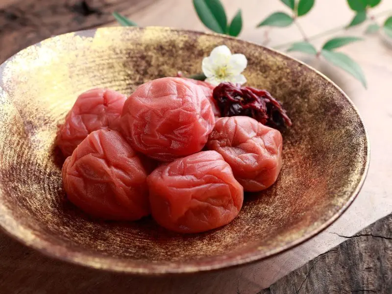 Umeboshi: M&oacute;n mơ muối chua chua mặn mặn khiến bạn u m&ecirc; 3