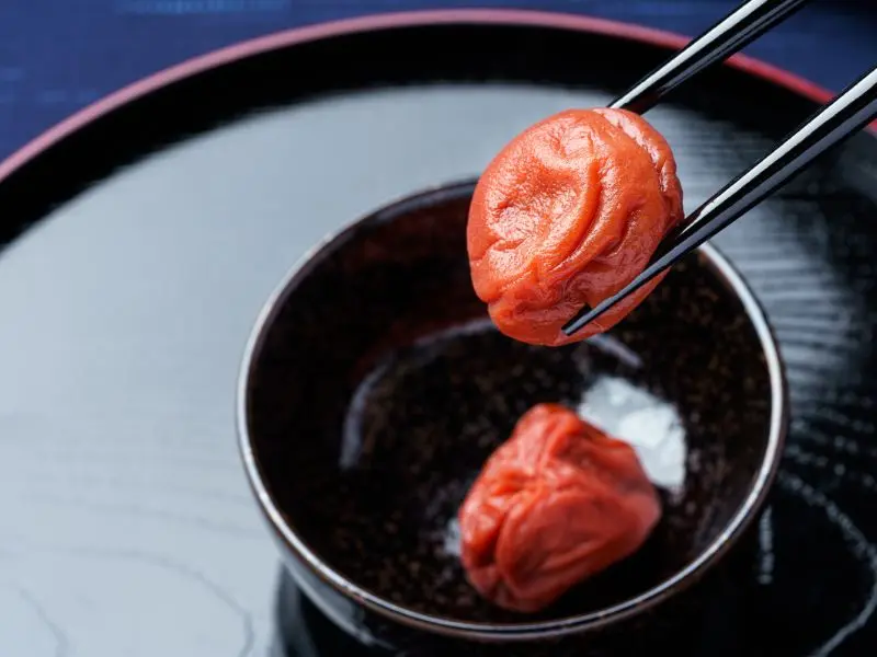 Umeboshi: M&oacute;n mơ muối chua chua mặn mặn khiến bạn u m&ecirc; 6