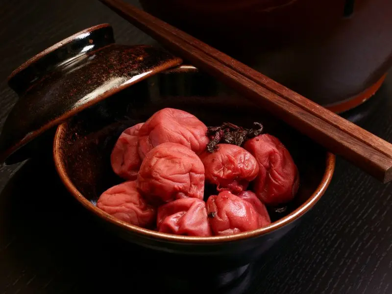 Umeboshi: M&oacute;n mơ muối chua chua mặn mặn khiến bạn u m&ecirc; 5