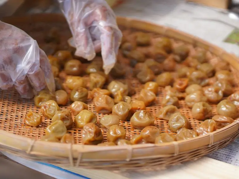 Umeboshi: M&oacute;n mơ muối chua chua mặn mặn khiến bạn u m&ecirc; 8