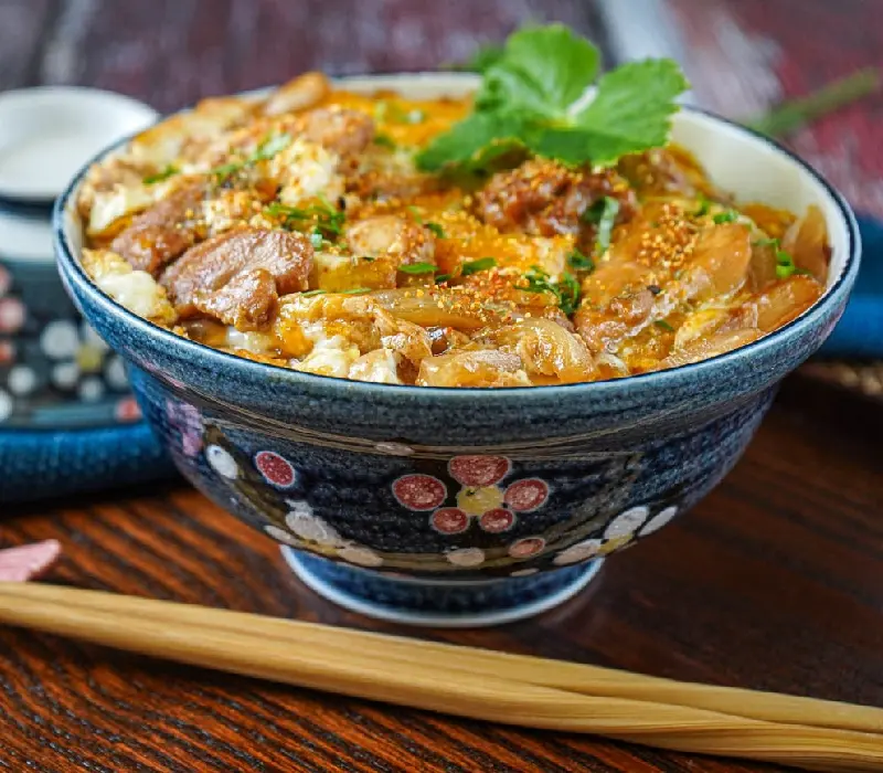 Oyakodon là gì? Món cơm gà trứng đặc biệt trong ẩm thực Nhật Bản
