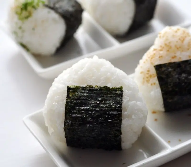 Tìm hiểu món cơm nắm Onigiri quốc dân của Nhật Bản