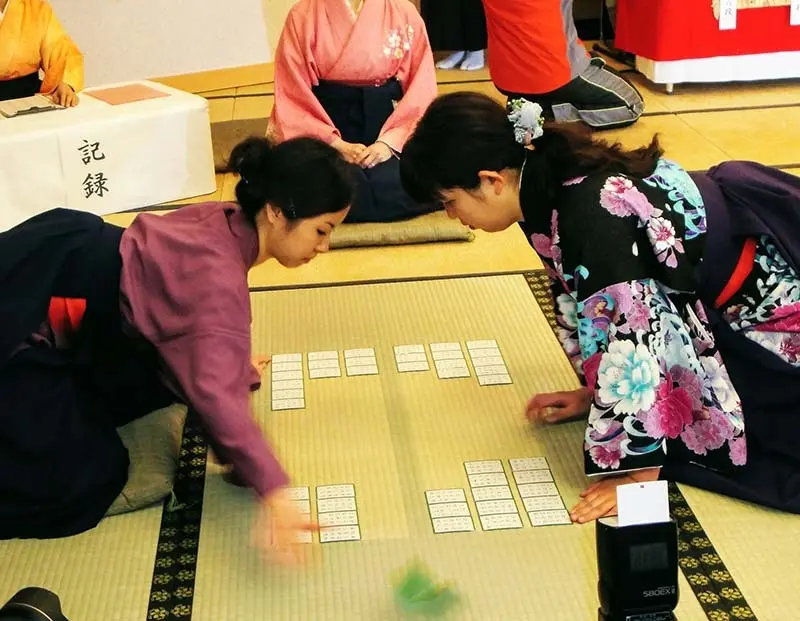 Tr&ograve; chơi Karuta truyền thống trong văn h&oacute;a Nhật Bản 8