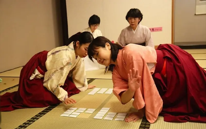 Tr&ograve; chơi Karuta truyền thống trong văn h&oacute;a Nhật Bản 7