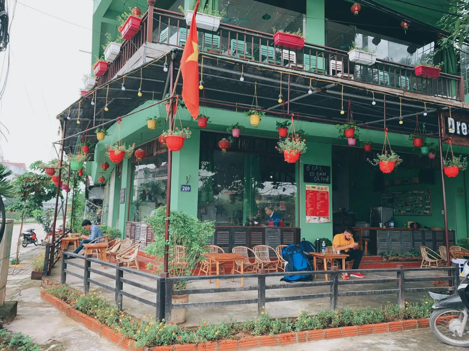 Dream 1989 Cafe - Qu&aacute;n c&agrave; ph&ecirc; s&aacute;ch y&ecirc;n b&igrave;nh giữa l&ograve;ng th&agrave;nh phố 3