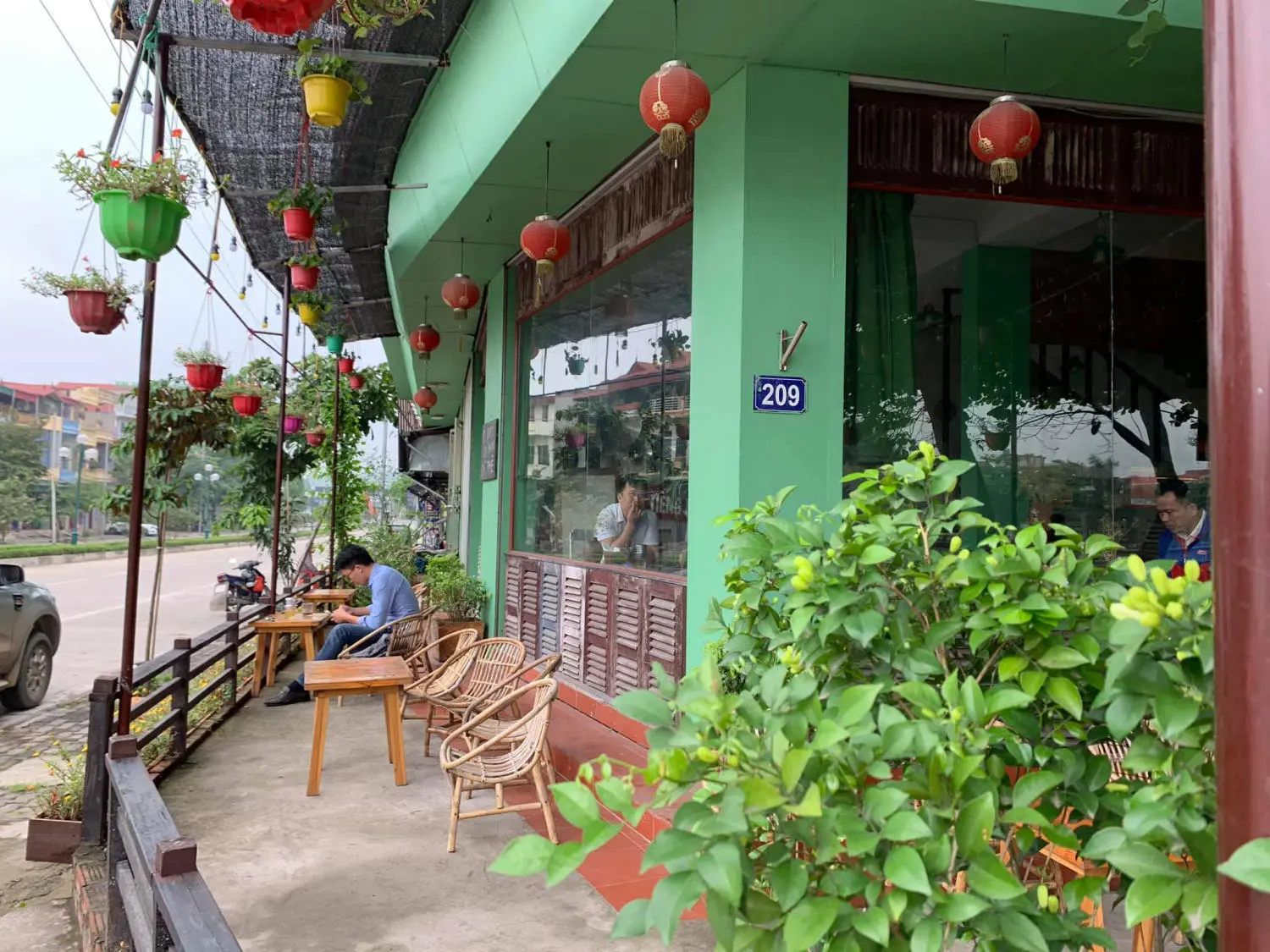 Dream 1989 Cafe - Qu&aacute;n c&agrave; ph&ecirc; s&aacute;ch y&ecirc;n b&igrave;nh giữa l&ograve;ng th&agrave;nh phố 2