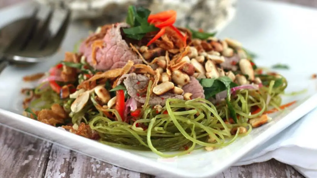 Gh&eacute; ngay nh&agrave; h&agrave;ng Vũ Bảo Ninh B&igrave;nh để thưởng thức đặc sản của cố đ&ocirc; 7