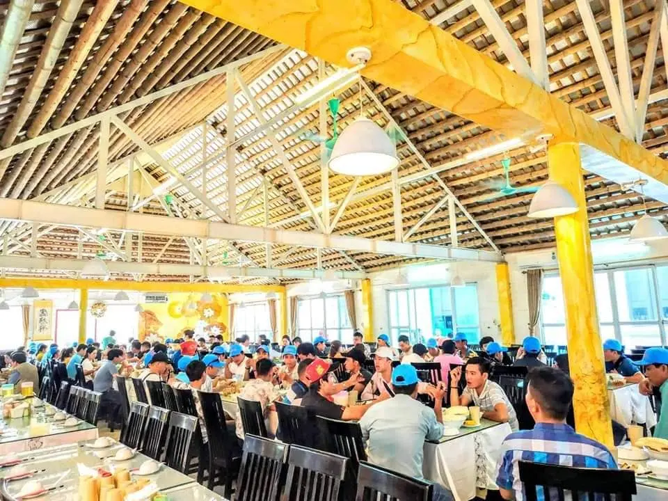 Gh&eacute; Nh&agrave; h&agrave;ng Thăng Long thưởng thức đặc sản d&ecirc; n&uacute;i Ninh B&igrave;nh 3