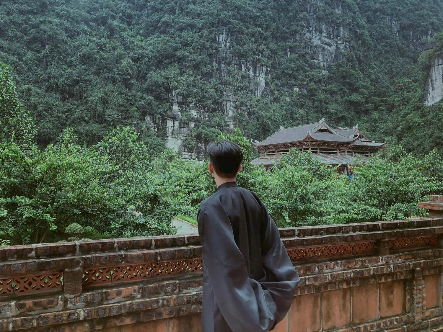 Check-in Ninh B&igrave;nh c&ugrave;ng Tr&iacute; Nguyễn, ch&agrave;ng trai đam m&ecirc; cổ phục Việt 7
