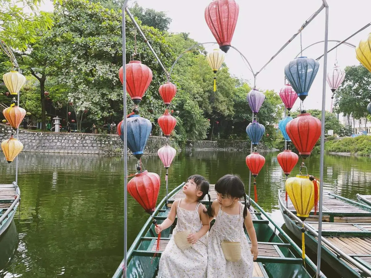 Check-in Phố cổ Hoa Lư c&ugrave;ng cặp chị em Oishi v&agrave; Happy 6