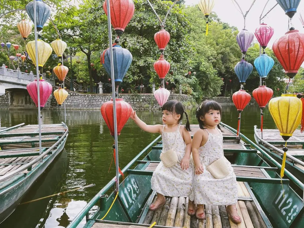 Check-in Phố cổ Hoa Lư c&ugrave;ng cặp chị em Oishi v&agrave; Happy 2