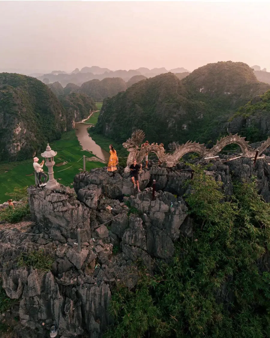 Chi&ecirc;m ngưỡng Hang M&uacute;a Ninh B&igrave;nh h&ugrave;ng vĩ tựa bức tranh phong cảnh tuyệt sắc 6