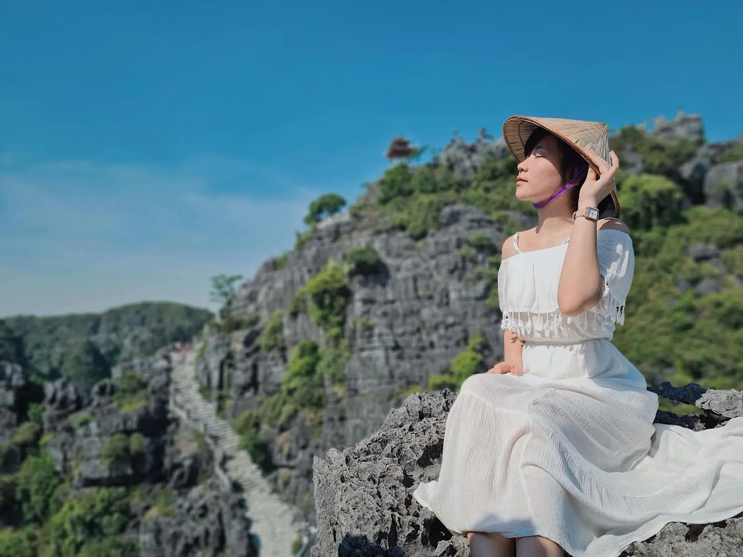 Đầm sen Hang Múa Ninh Bình nên thơ qua ống kính cô nàng Lâm Hy 4