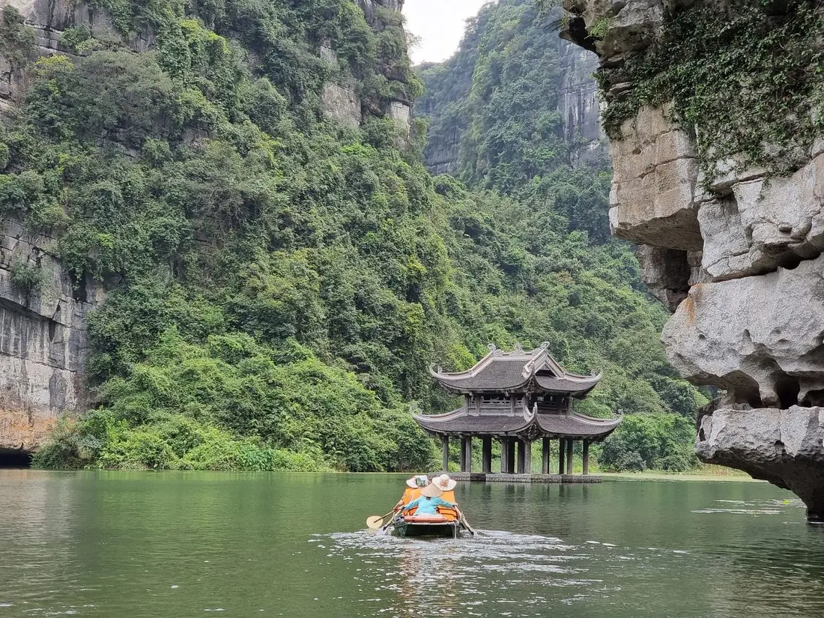 Kh&aacute;m ph&aacute; c&aacute;c hang v&agrave; điểm đến t&acirc;m linh với Tr&agrave;ng An tuyến 3 6
