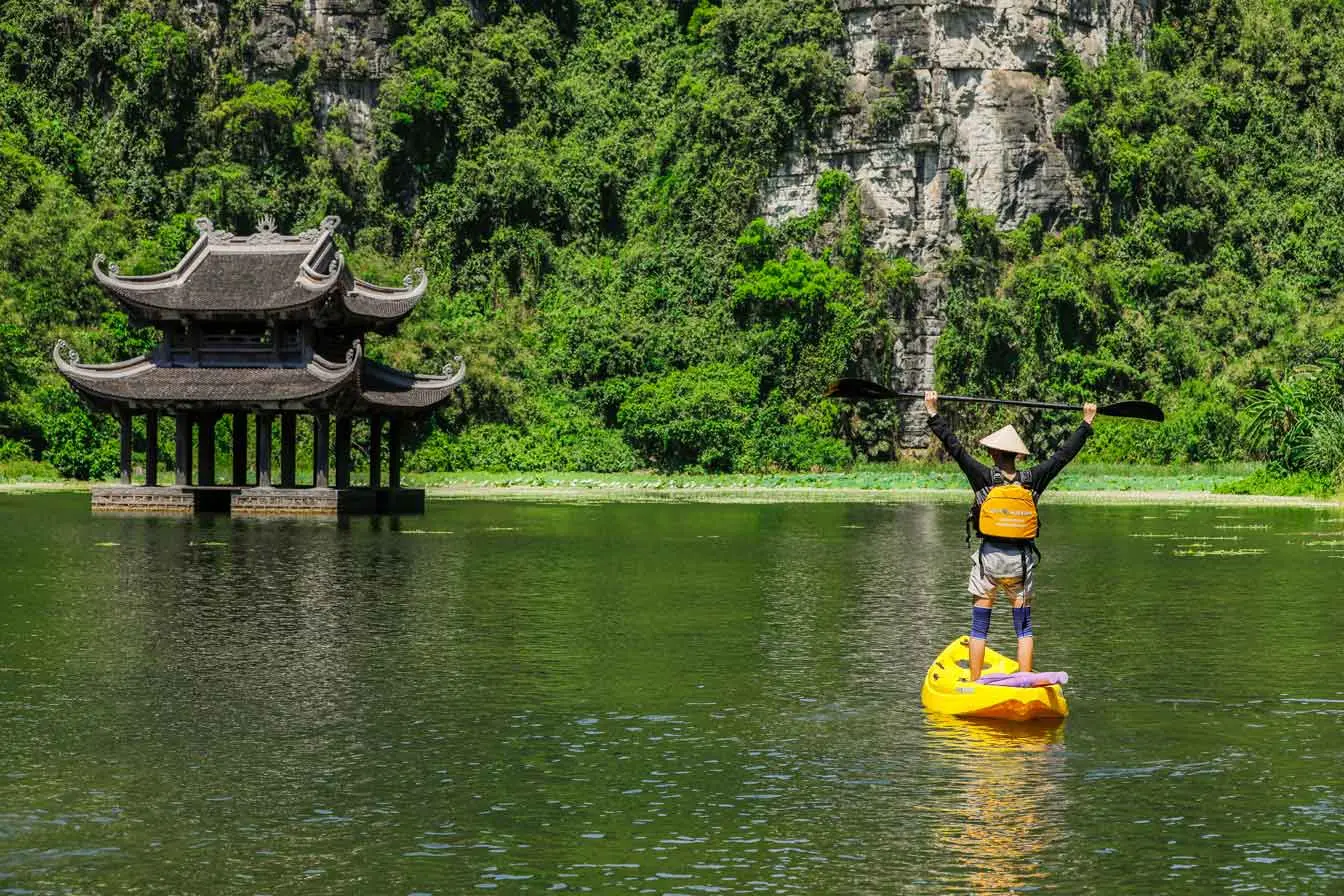 Kinh nghiệm du lịch Ninh B&igrave;nh với 4 hoạt động kh&aacute;m ph&aacute; cực th&uacute; vị 3