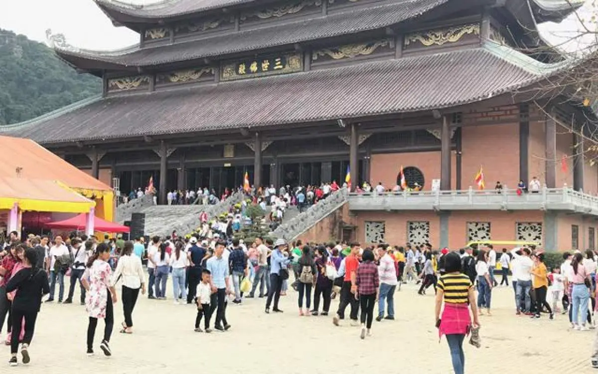 Kinh nghiệm khi đi lễ ch&ugrave;a B&aacute;i Đ&iacute;nh m&agrave; ai cũng n&ecirc;n biết 5