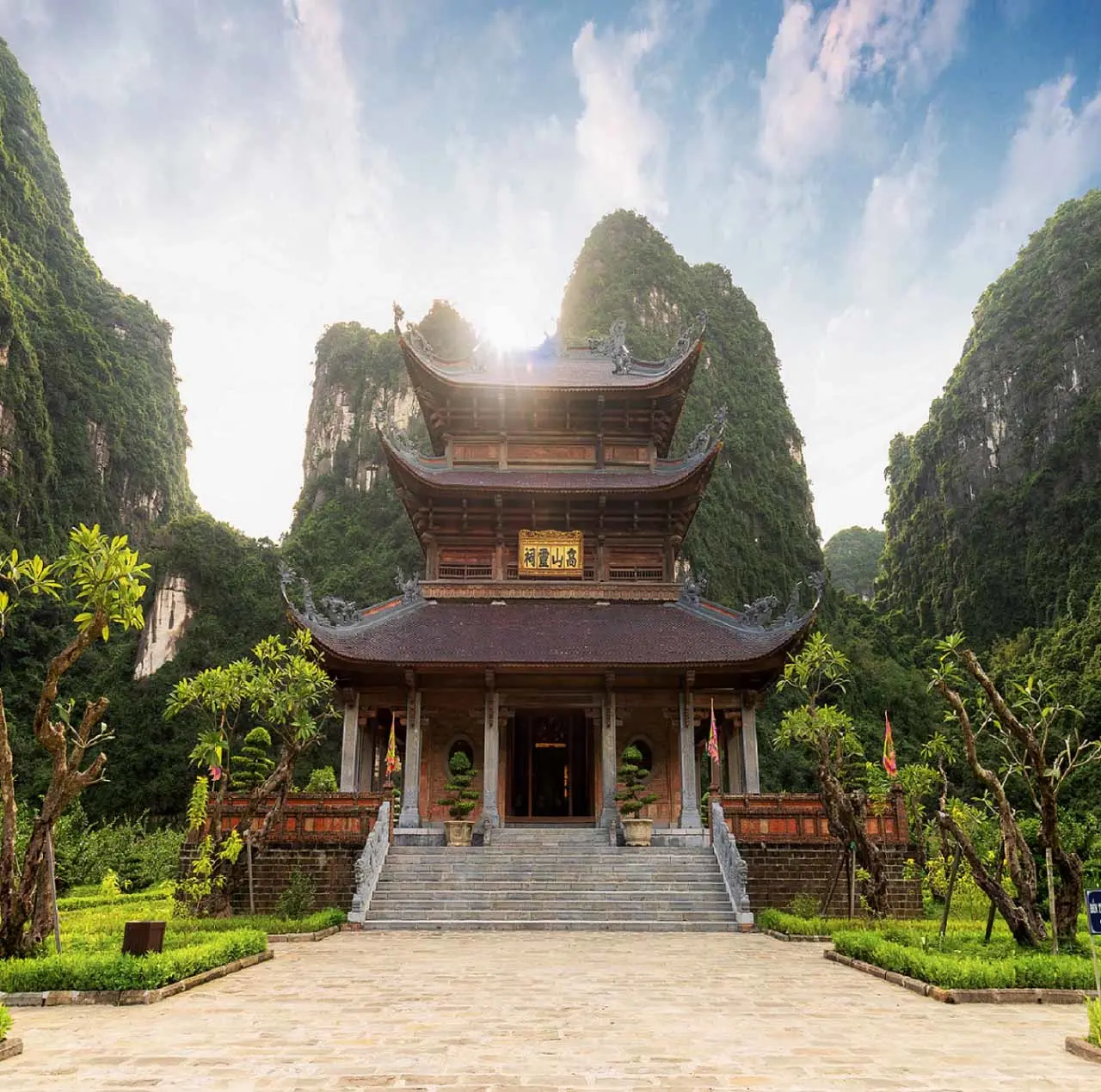 Tràng An tuyến 2 - Kh&aacute;m ph&aacute; c&aacute;c điểm du lịch t&acirc;m linh tại Ninh B&igrave;nh 4