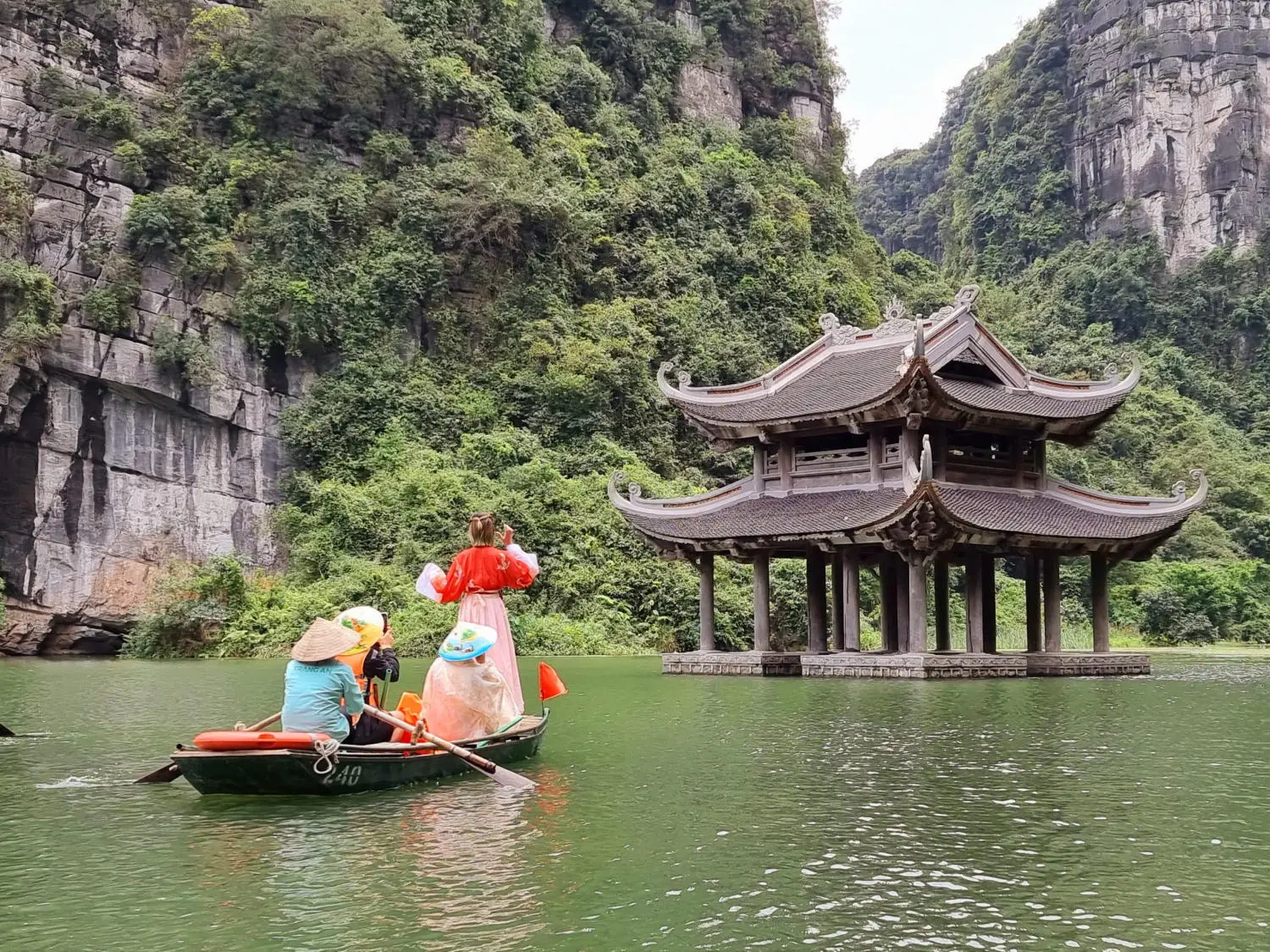 Tràng An tuyến 2 - Kh&aacute;m ph&aacute; c&aacute;c điểm du lịch t&acirc;m linh tại Ninh B&igrave;nh 5