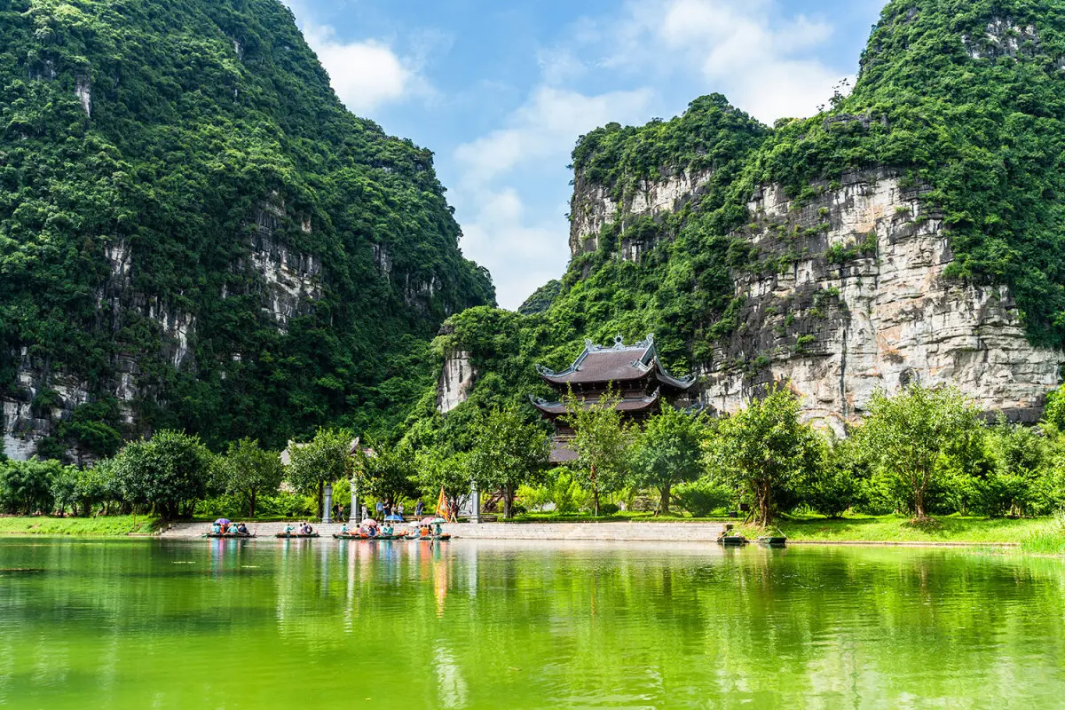 Tràng An tuyến 2 - Kh&aacute;m ph&aacute; c&aacute;c điểm du lịch t&acirc;m linh tại Ninh B&igrave;nh 7