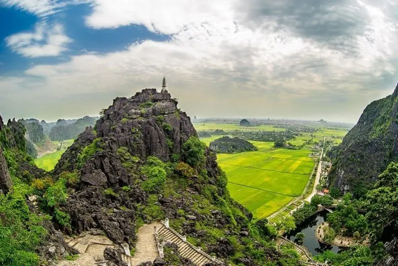 X&aacute;ch vali v&agrave; đi du lịch Ninh B&igrave;nh 4 ng&agrave;y kh&aacute;m ph&aacute; non nước Cố đ&ocirc; Hoa Lư 3