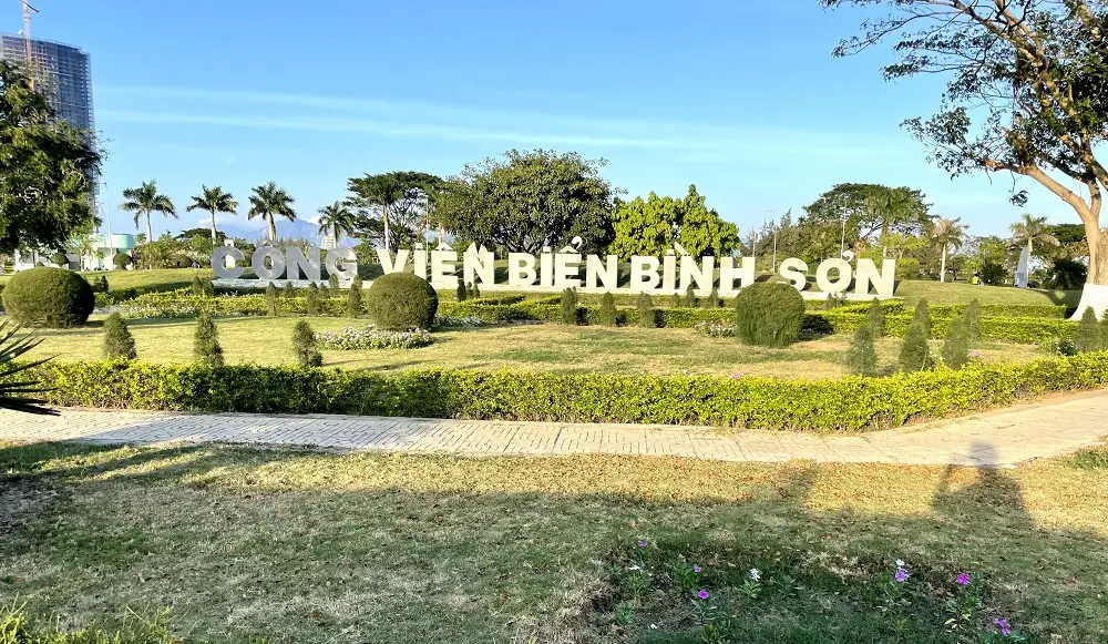 C&ocirc;ng vi&ecirc;n biển B&igrave;nh Sơn, toạ độ du lịch hấp dẫn với cảnh biển đẹp m&ecirc; ly 2