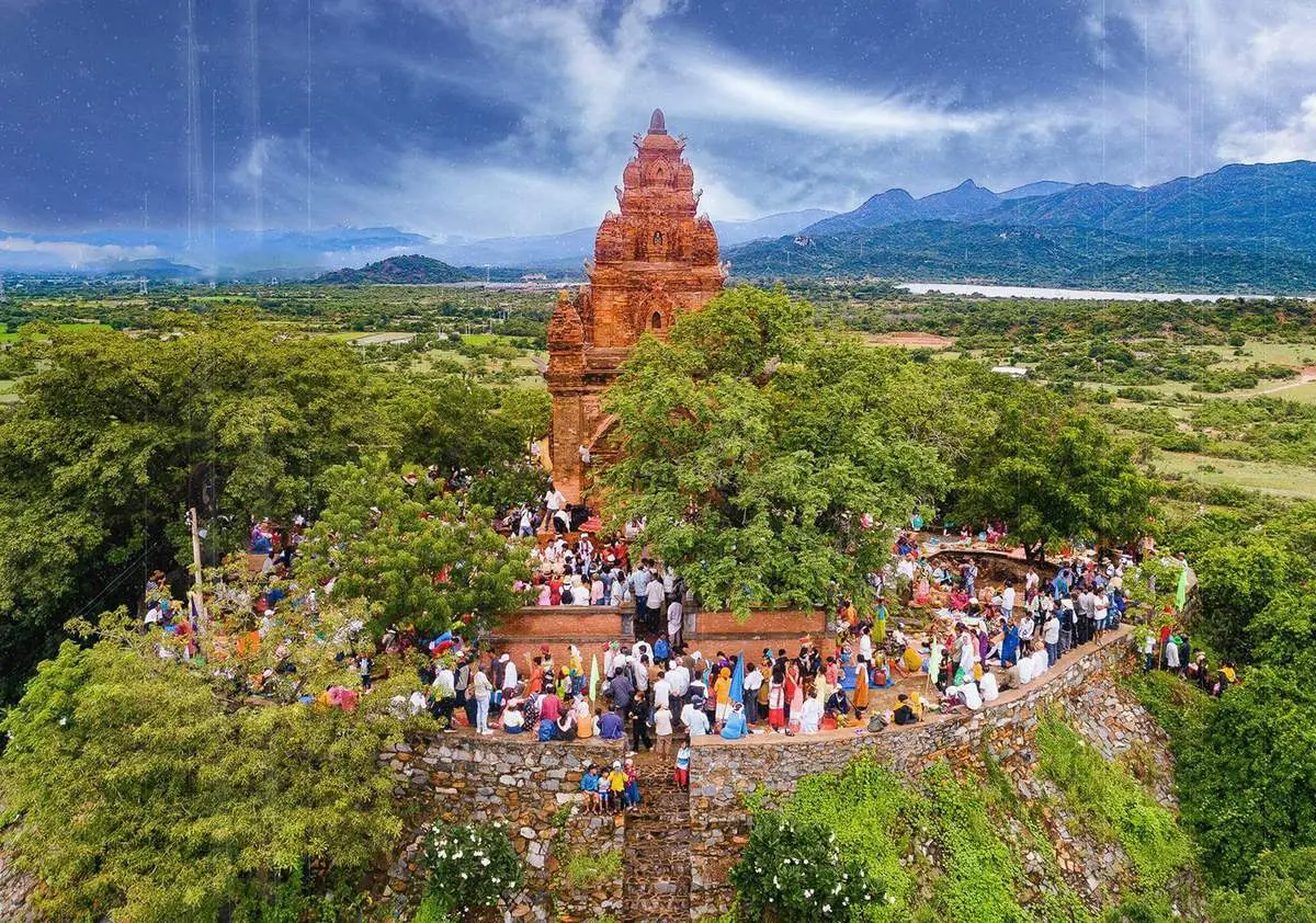 Đền th&aacute;p Po Rome Ninh Thuận, kiến tr&uacute;c tuyệt mĩ của người Chăm xưa 2
