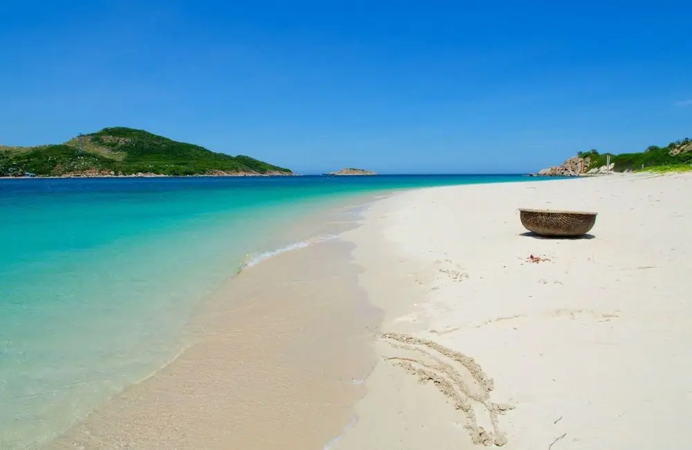 Kh&aacute;m ph&aacute; Biển Ninh Chữ 2026 với vẻ đẹp hoang sơ say đắm l&ograve;ng người 2