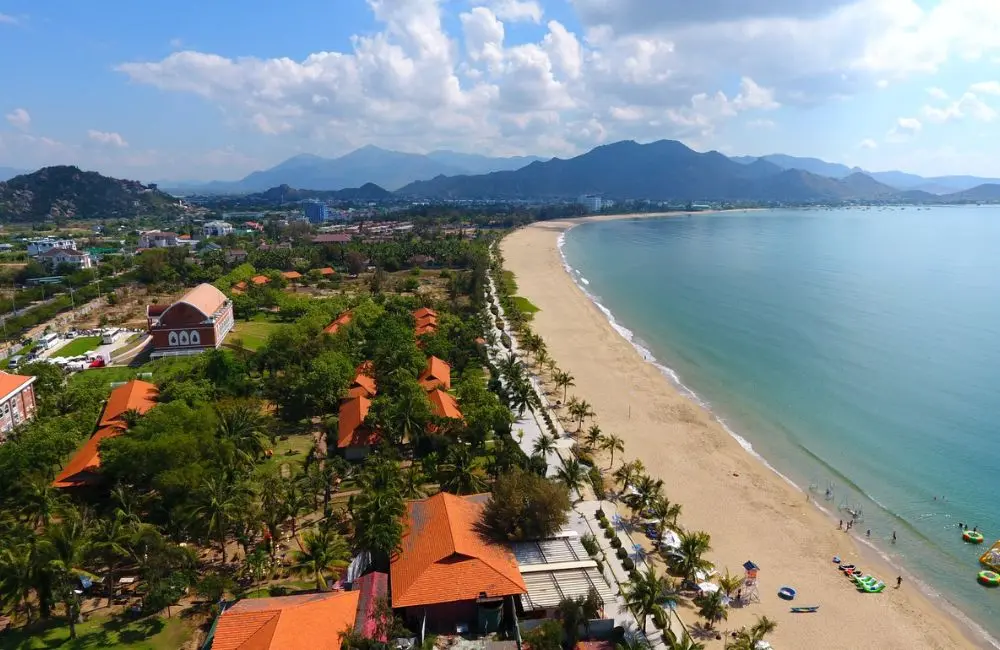 Kh&aacute;m ph&aacute; Biển Ninh Chữ 2026 với vẻ đẹp hoang sơ say đắm l&ograve;ng người 4