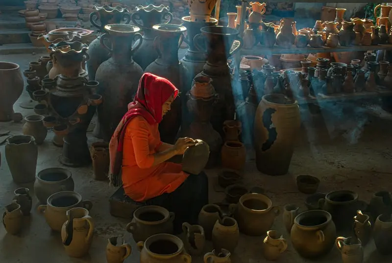 Về L&agrave;ng gốm B&agrave;u Tr&uacute;c kh&aacute;m ph&aacute; nghệ thuật l&agrave;m gốm kh&ocirc;ng cần b&agrave;n xoay 12