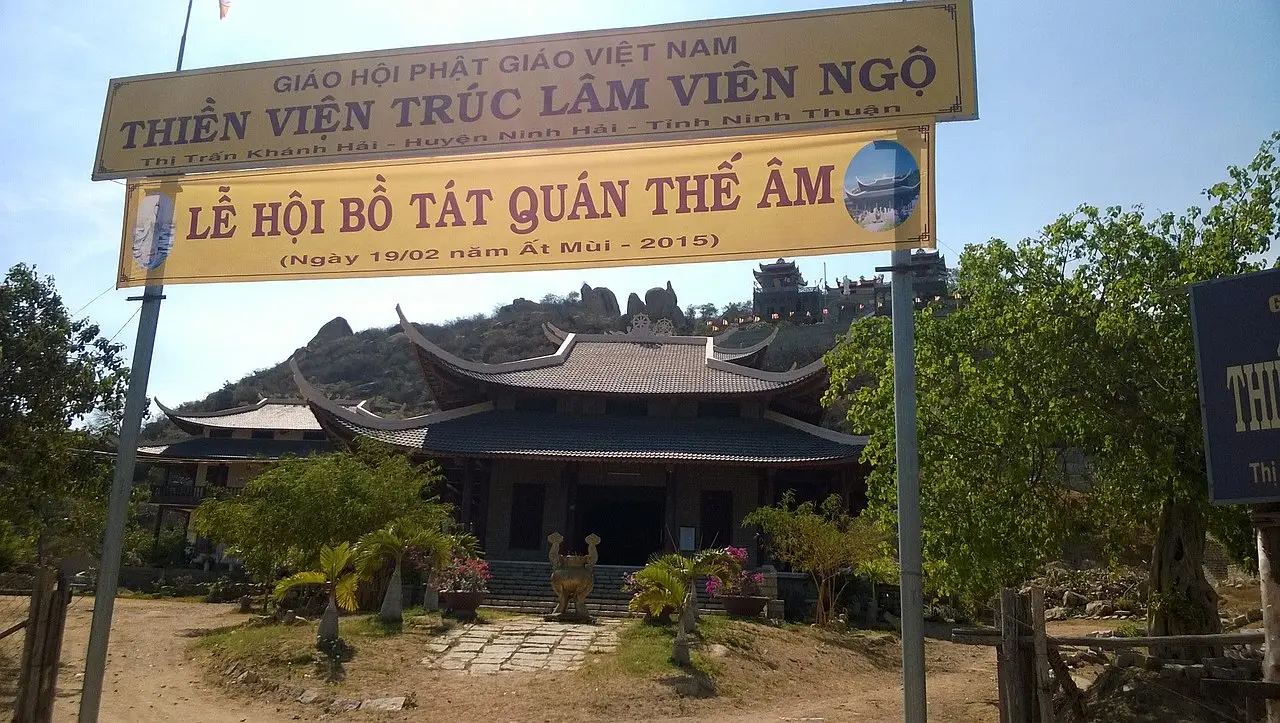 Viếng thăm Thiền viện Tr&uacute;c L&acirc;m Vi&ecirc;n Ngộ ng&ocirc;i ch&ugrave;a thi&ecirc;ng lớn nhất N&uacute;i Đ&aacute; Chồng 3