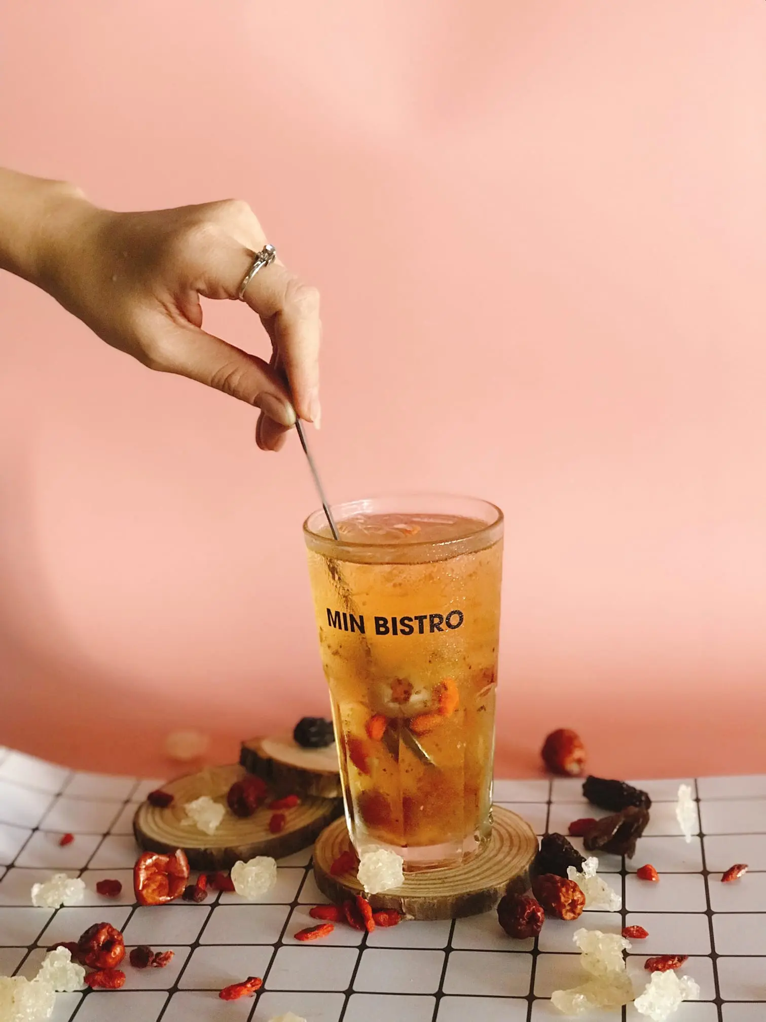 Gh&eacute; đến Min Bistro caf&eacute; ngắm hồ c&aacute; Koi tuyệt đẹp 9
