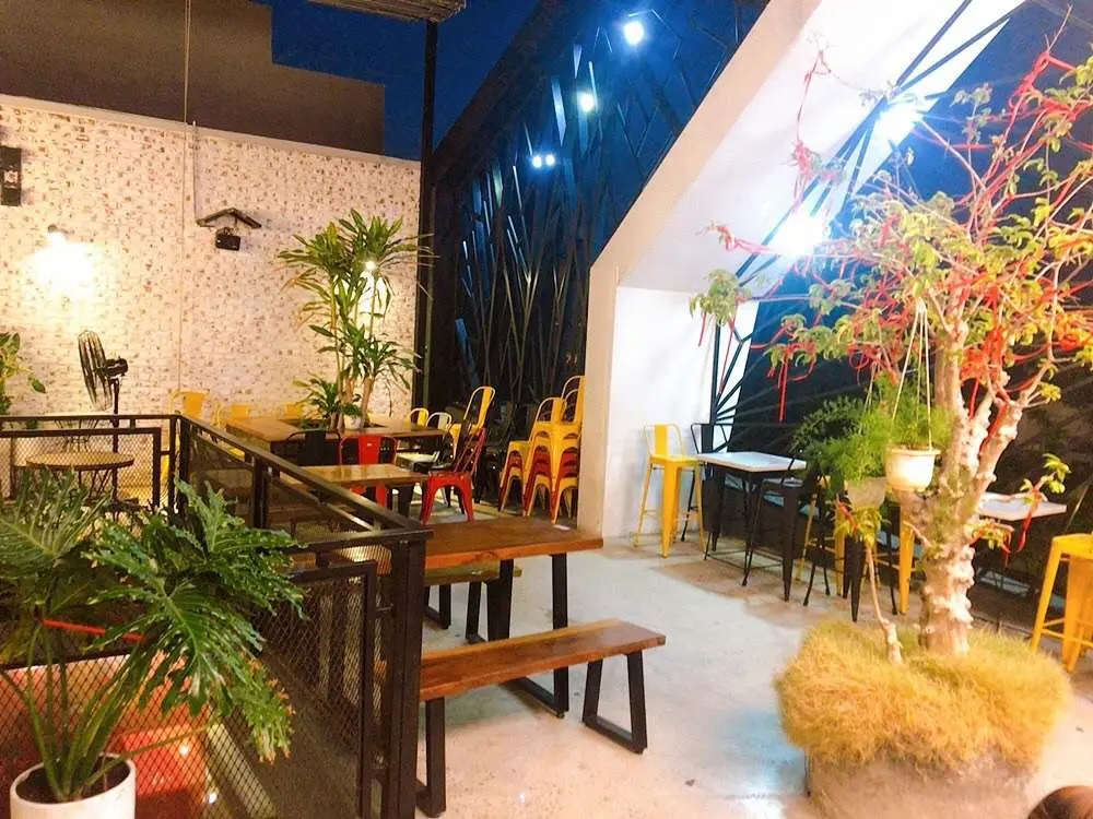 Gh&eacute; đến Min Bistro caf&eacute; ngắm hồ c&aacute; Koi tuyệt đẹp 5
