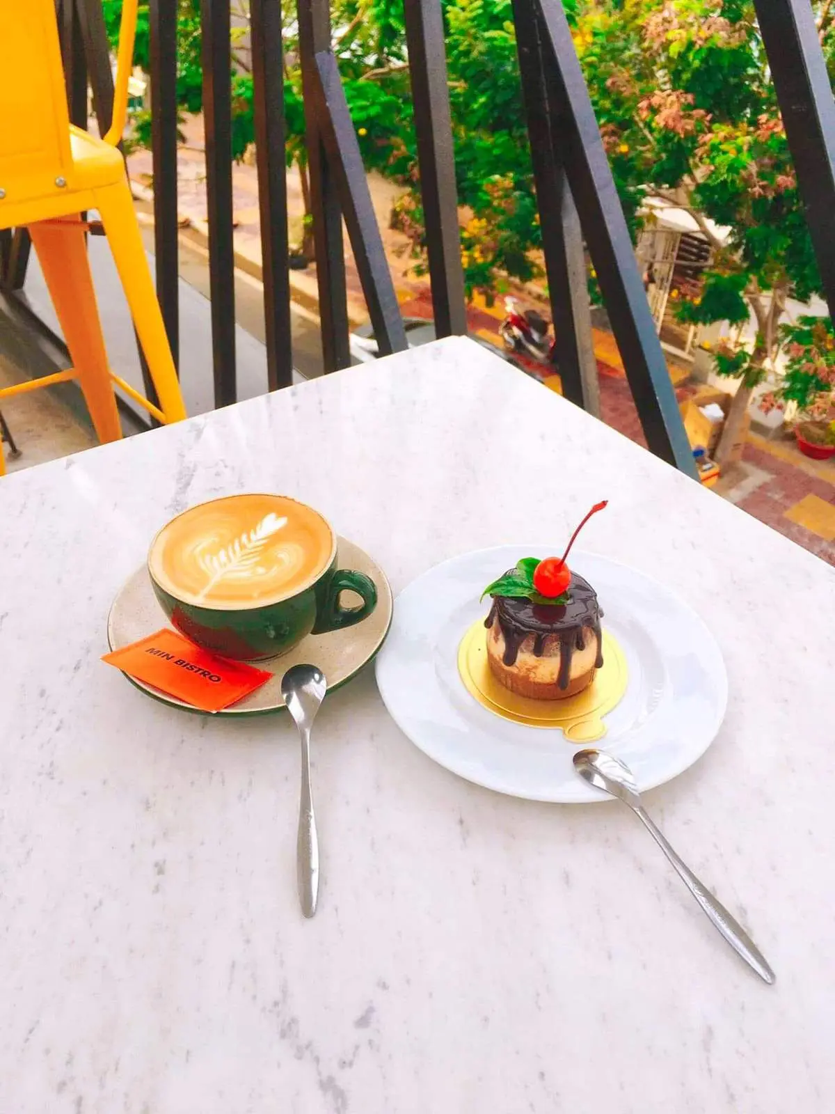Gh&eacute; đến Min Bistro caf&eacute; ngắm hồ c&aacute; Koi tuyệt đẹp 10