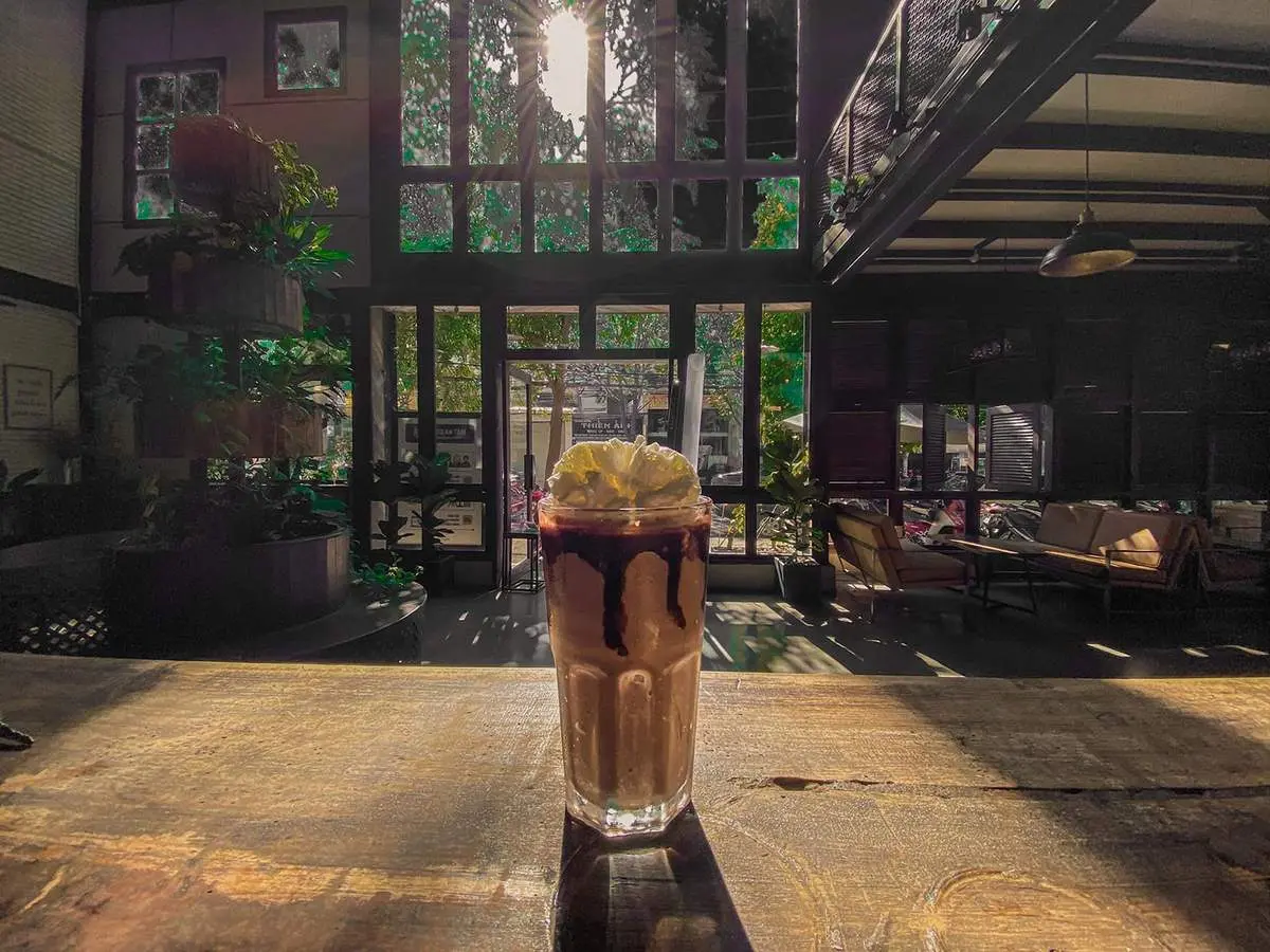 Mono caf&eacute; v&agrave; kh&ocirc;ng gian c&agrave; ph&ecirc; thanh b&igrave;nh, tĩnh lặng 4