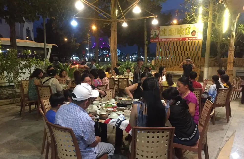 Trải nghiệm Nh&agrave; h&agrave;ng cơm ni&ecirc;u Lộc K&yacute; d&acirc;n d&atilde; giữa l&ograve;ng th&agrave;nh phố 4