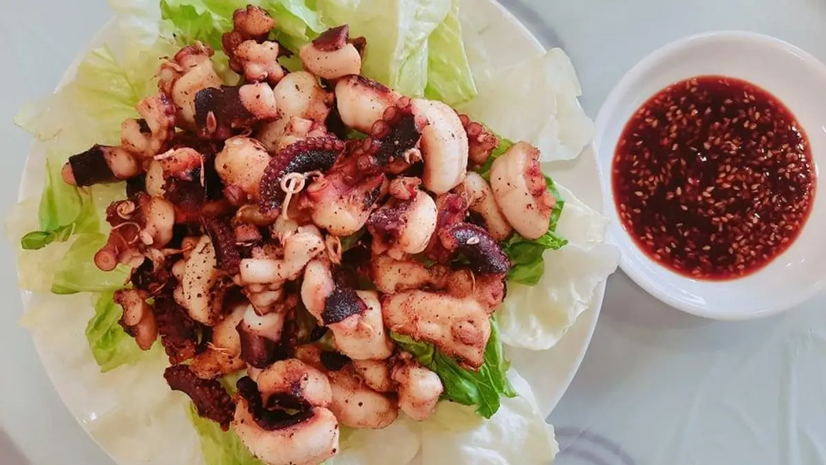 Ăn thử hải sản nướng b&aacute;n rong tr&ecirc;n bờ biển Phan Thiết thơ mộng 5