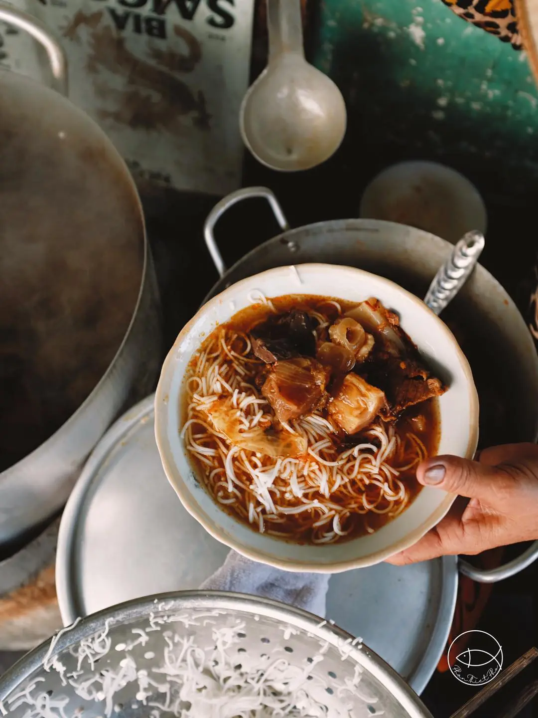 B&uacute;n b&ograve; Phan Thiết, đặc sản n&iacute;u ch&acirc;n bao người tại phố biển 5