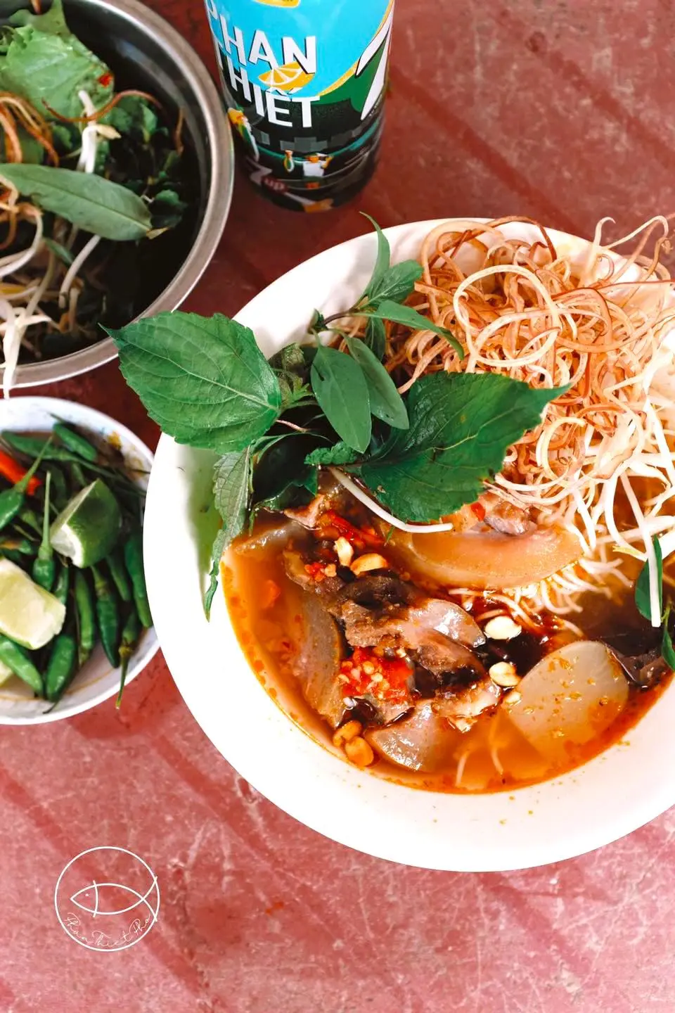 B&uacute;n b&ograve; Phan Thiết, đặc sản n&iacute;u ch&acirc;n bao người tại phố biển 2
