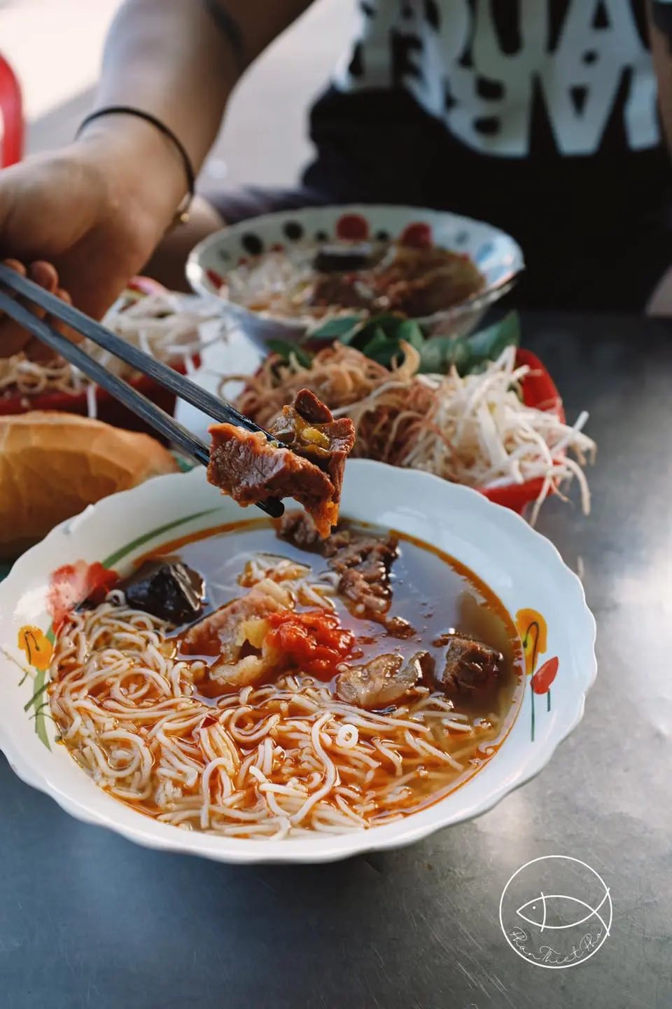 B&uacute;n b&ograve; Phan Thiết, đặc sản n&iacute;u ch&acirc;n bao người tại phố biển 3