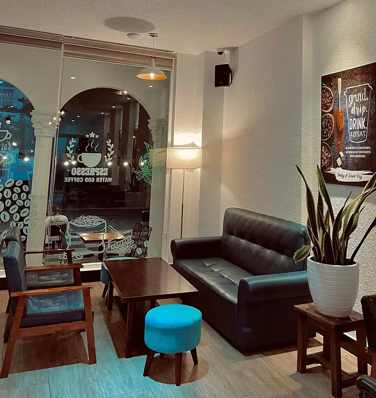 Dừng ch&acirc;n tại qu&aacute;n cafe cổ Phan Thiết t&igrave;m lại ch&uacute;t ho&agrave;i niệm xưa cũ 7