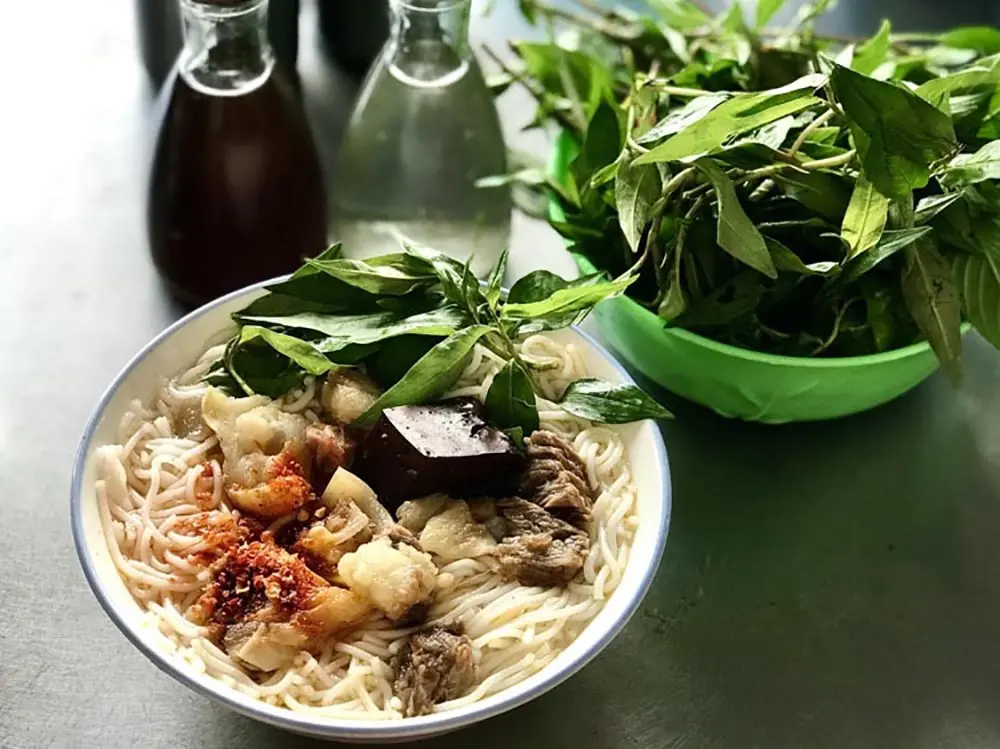 Kh&aacute;m ph&aacute; qu&aacute;n b&uacute;n b&ograve; rau răm gia truyền giữa l&ograve;ng th&agrave;nh phố Phan Thiết 2