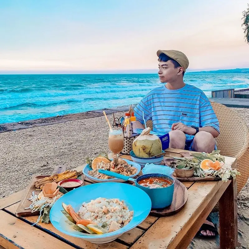 Kh&ocirc;ng gian Chameleon Beach Bar b&igrave;nh y&ecirc;n b&ecirc;n bờ biển Phan Thiết 4