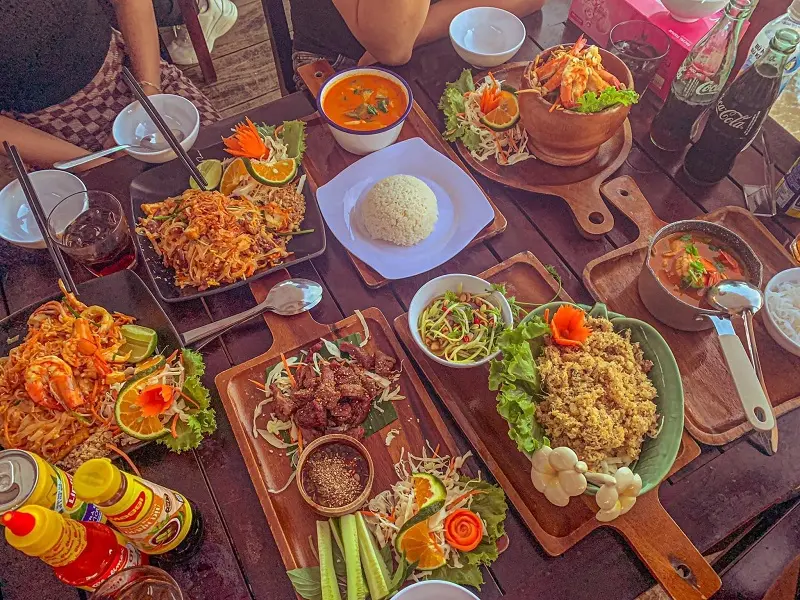 Kh&ocirc;ng gian Chameleon Beach Bar b&igrave;nh y&ecirc;n b&ecirc;n bờ biển Phan Thiết 14
