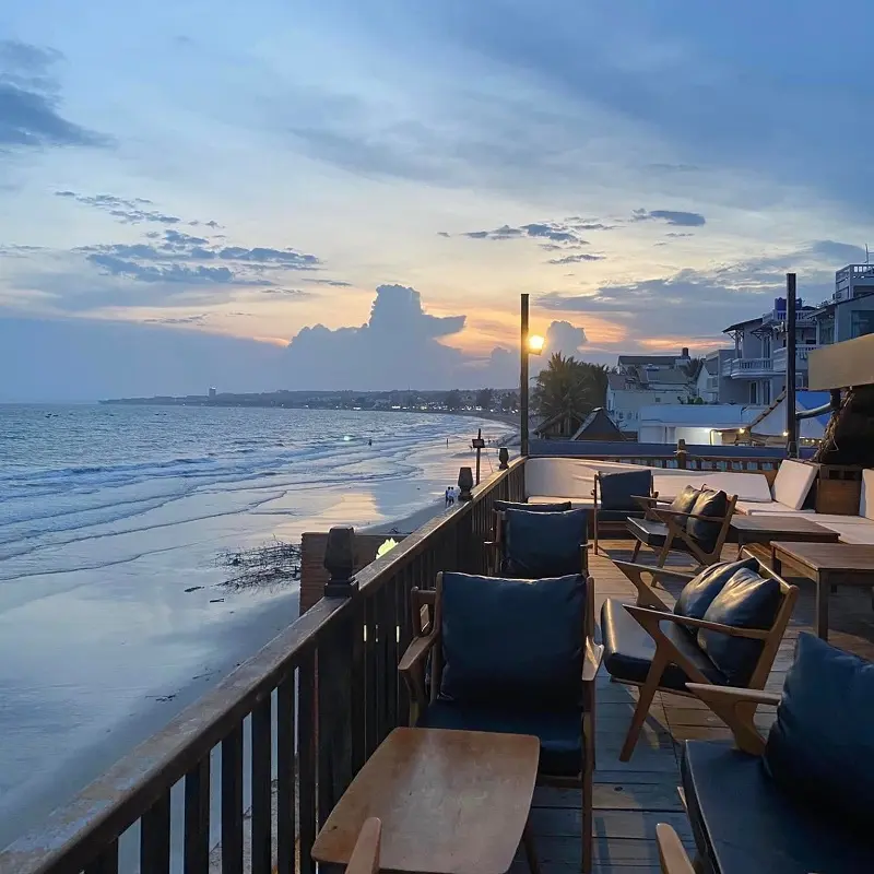 Kh&ocirc;ng gian Chameleon Beach Bar b&igrave;nh y&ecirc;n b&ecirc;n bờ biển Phan Thiết 7