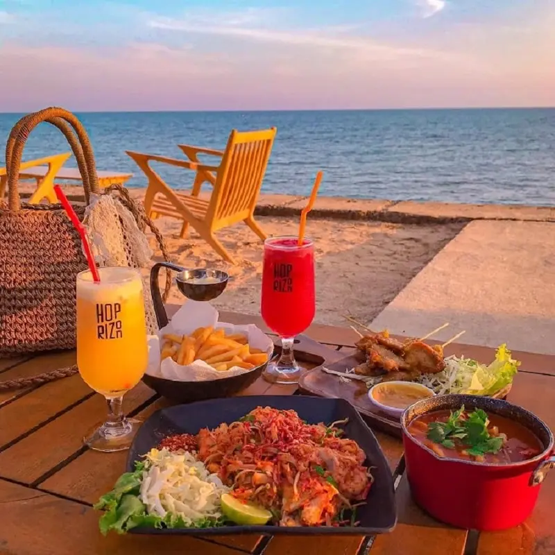 Kh&ocirc;ng gian Chameleon Beach Bar b&igrave;nh y&ecirc;n b&ecirc;n bờ biển Phan Thiết 2