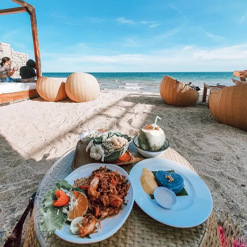 Kh&ocirc;ng gian Chameleon Beach Bar b&igrave;nh y&ecirc;n b&ecirc;n bờ biển Phan Thiết 11