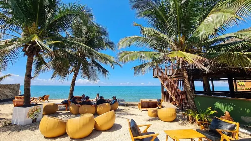 Kh&ocirc;ng gian Chameleon Beach Bar b&igrave;nh y&ecirc;n b&ecirc;n bờ biển Phan Thiết 6